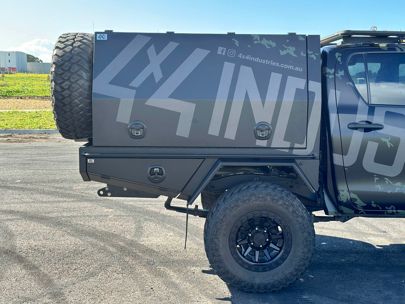 840mm Tapered Under Tray Toolbox (Pair) Black